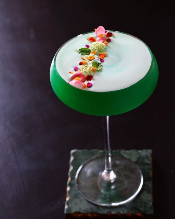 Floral Cocktails That Are a True Work of Art - Veermaster Berlin - via Weddingforward - green floral cocktail on thursd