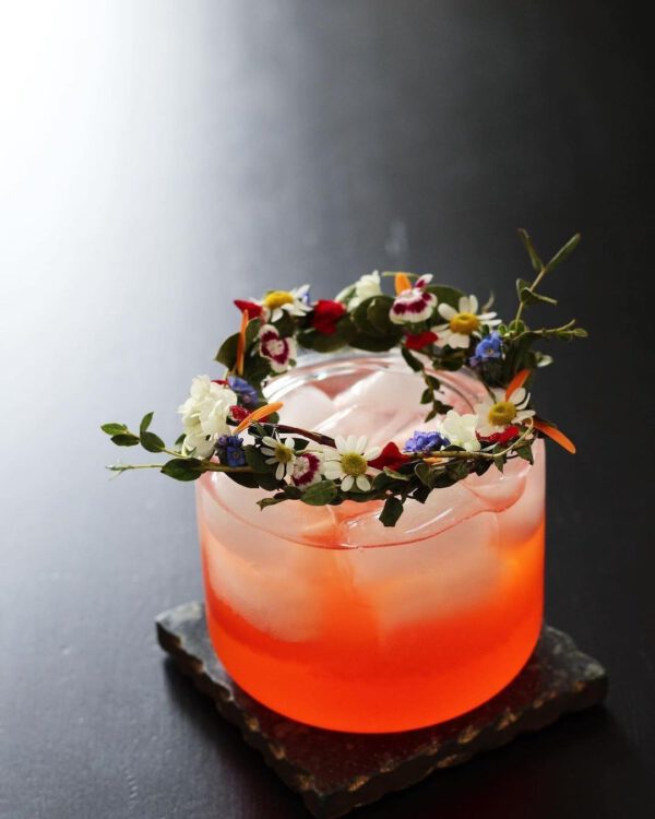 Floral Cocktails That Are a True Work of Art - Veermaster Berlin - via Weddingforward - wedding flower cocktail with flowerband on thursd