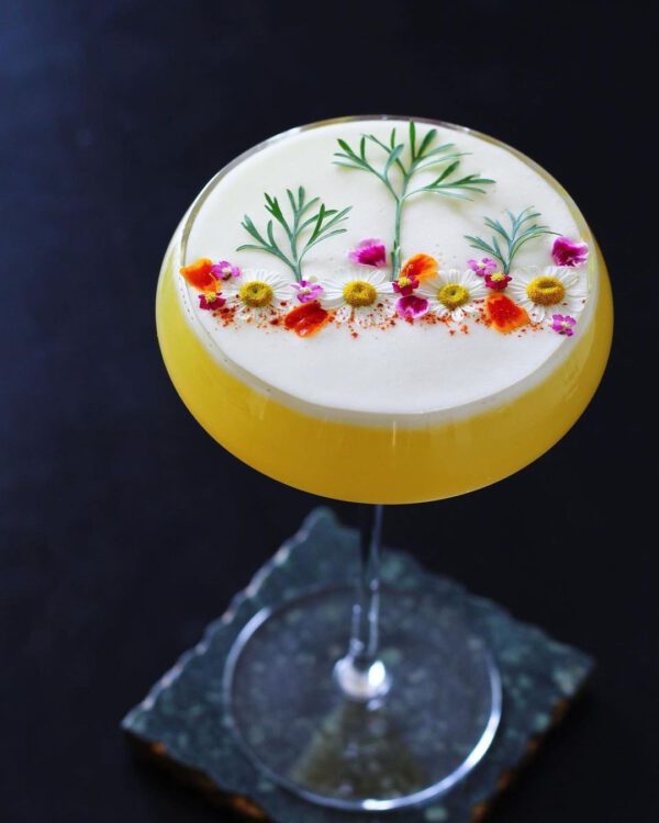 Floral Cocktails That Are a True Work of Art - Veermaster Berlin - via Weddingforward - yellow cocktail with flowers on thursd