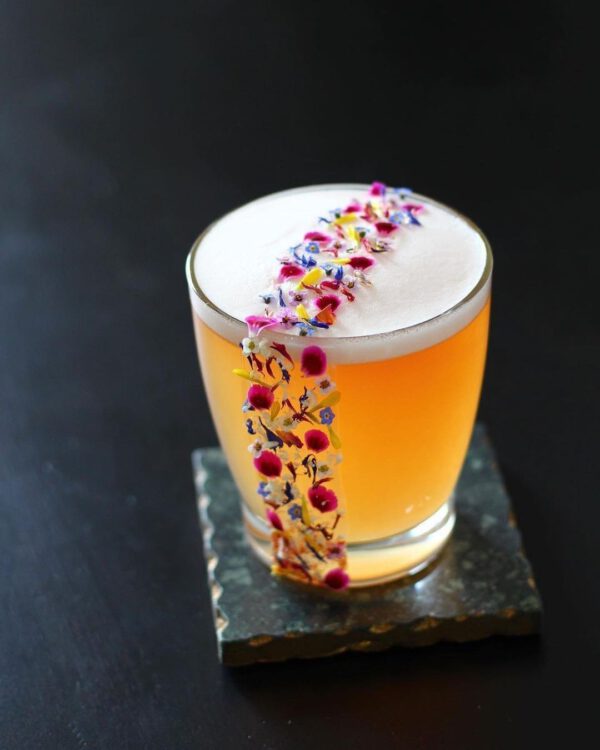 Floral Cocktails That Are a True Work of Art - Veermaster Berlin - via Weddingforward - yellow cocktail with little flowers on thursd