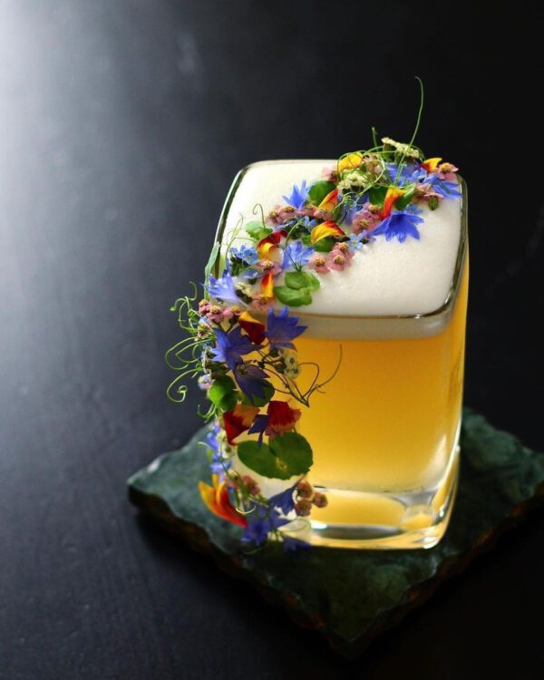 Floral Cocktails That Are a True Work of Art - Veermaster Berlin - via Weddingforward - yellow cocktail with flowercarpet on thursd