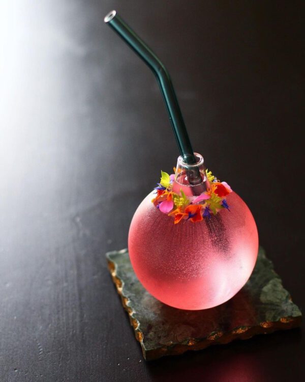 Floral Cocktails That Are a True Work of Art - Veermaster Berlin - via Weddingforward - flower cocktail in bulb glass on thursd