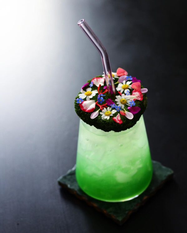 Floral Cocktails That Are a True Work of Art - Veermaster Berlin - via Weddingforward - the perfect wedding flower cocktail on thursd