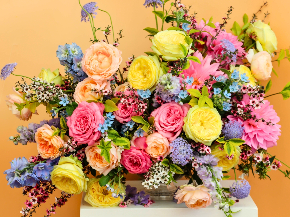 Spectacular wedding arrangement using Rose Catalina citrus color