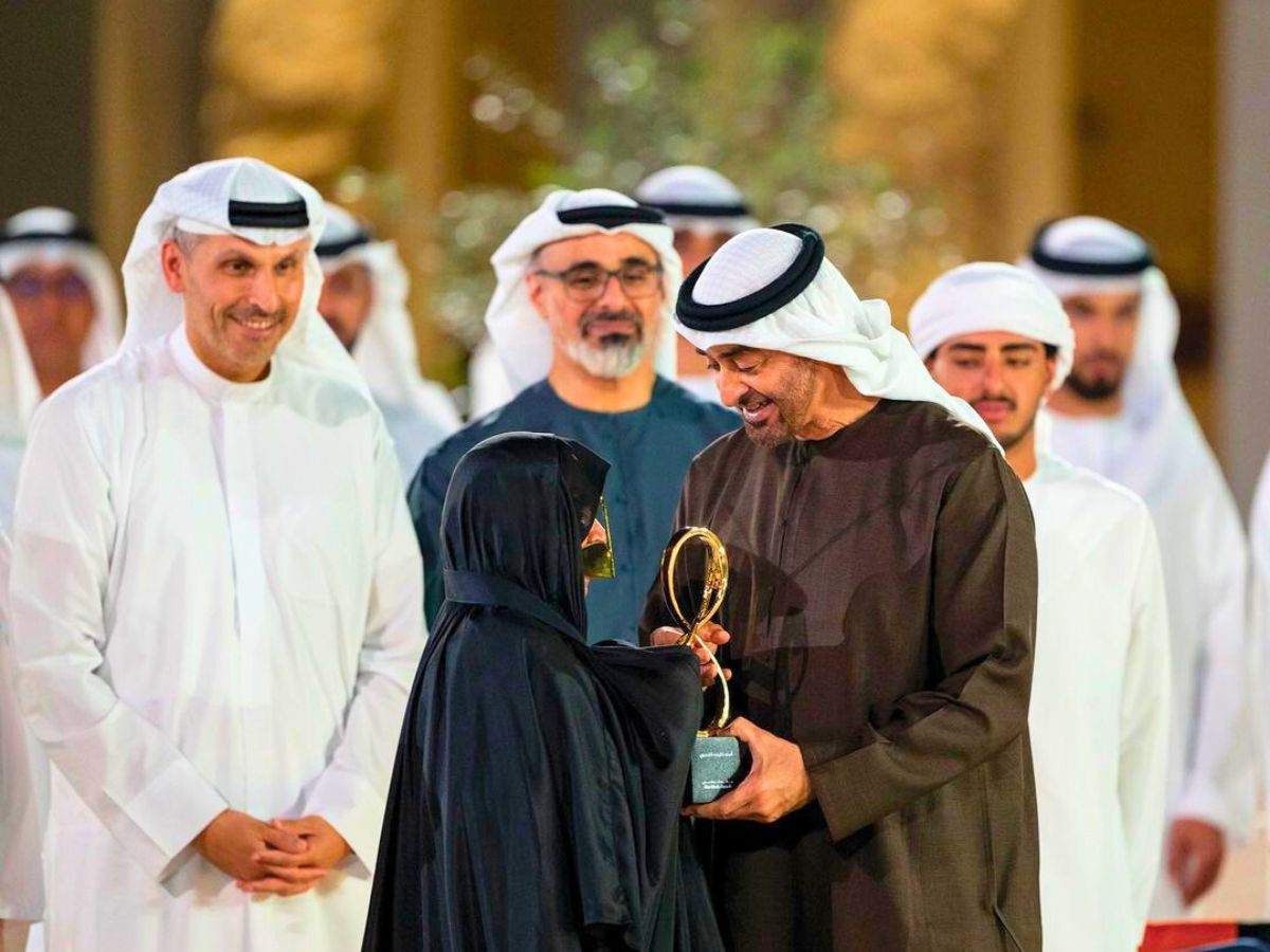 Amna receiving her Abu Dhabi award