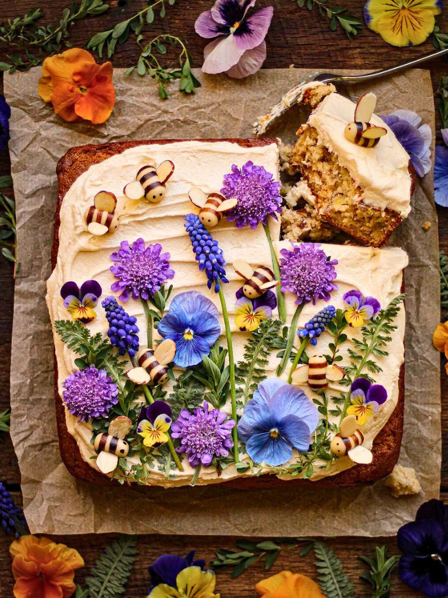 Bee and flower cake by Must Love Herbs