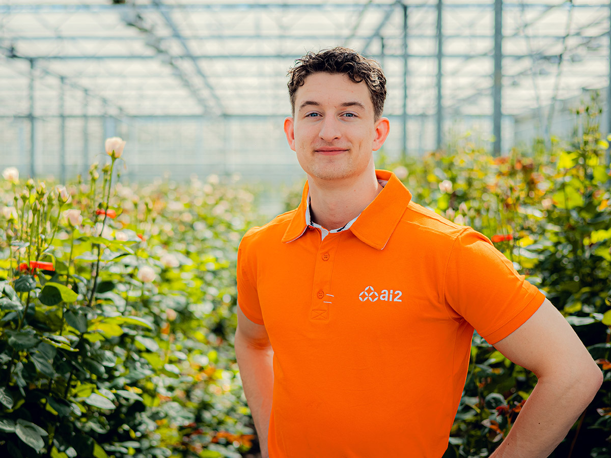Bart Fransen from Ai2 in roses greenhouse