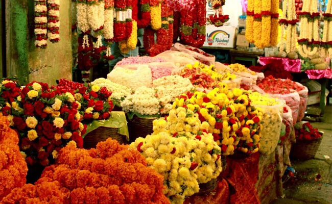 Flower and garland sellers in Ghazipur flower market Delhi