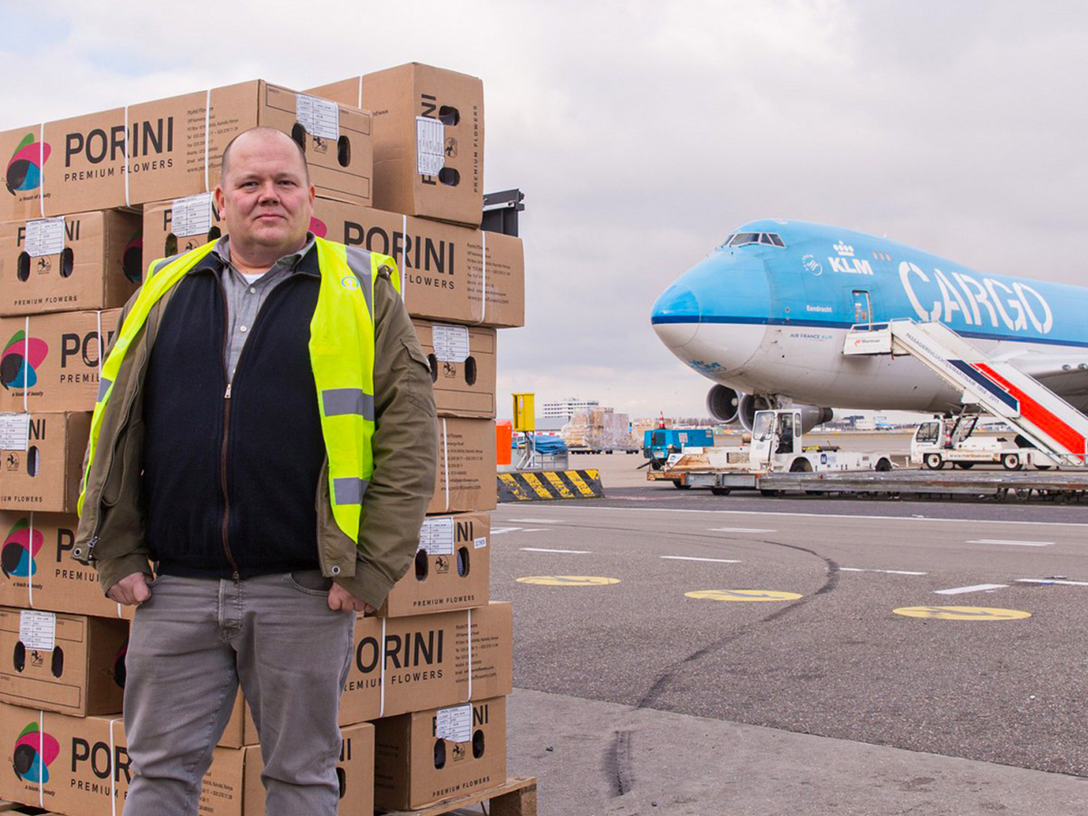 Ralf van de Wiel at airport with Porini boxes
