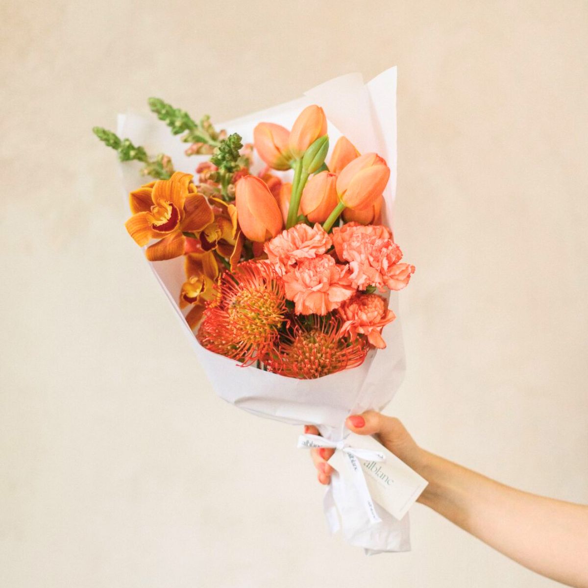 Bouquet in peachy tones by Noemi Iniesta