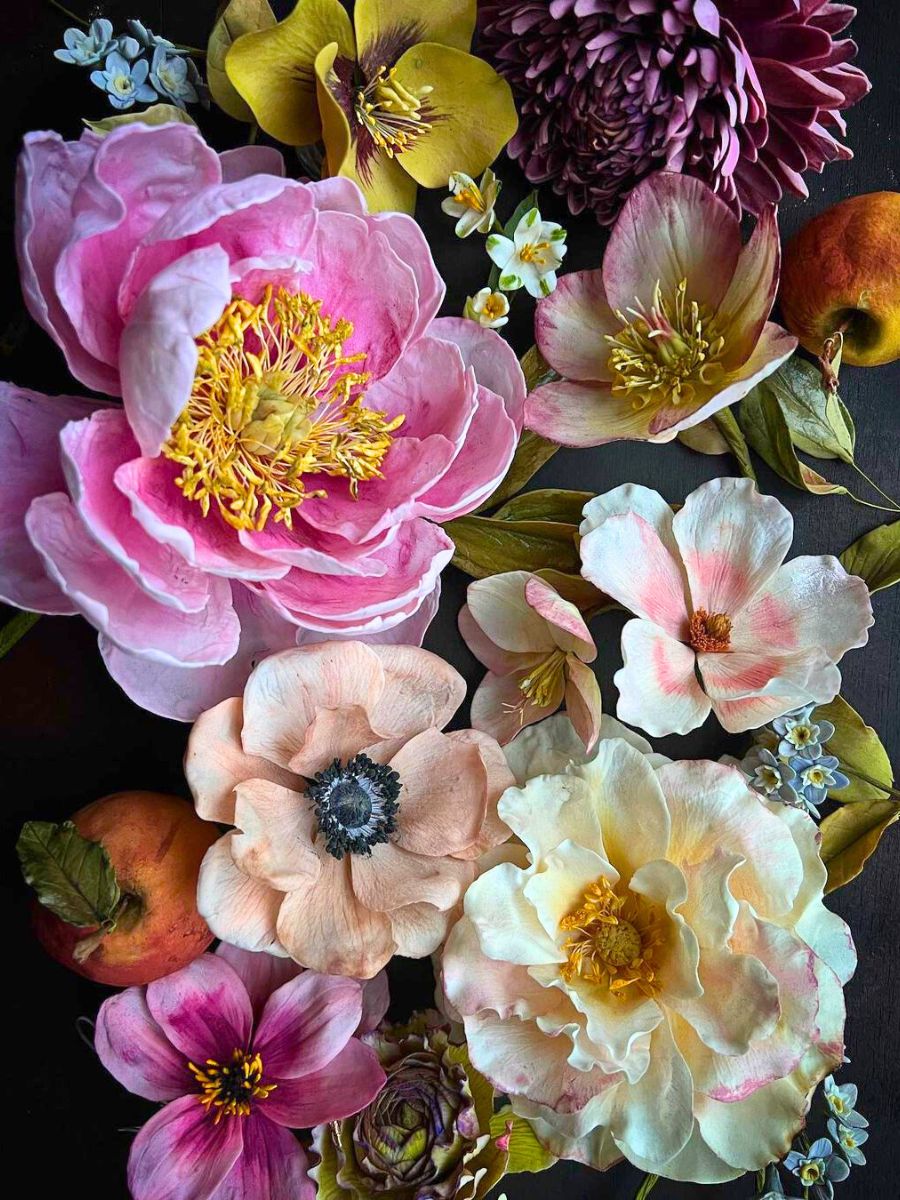 Sugar flowers created by Cake Atelier