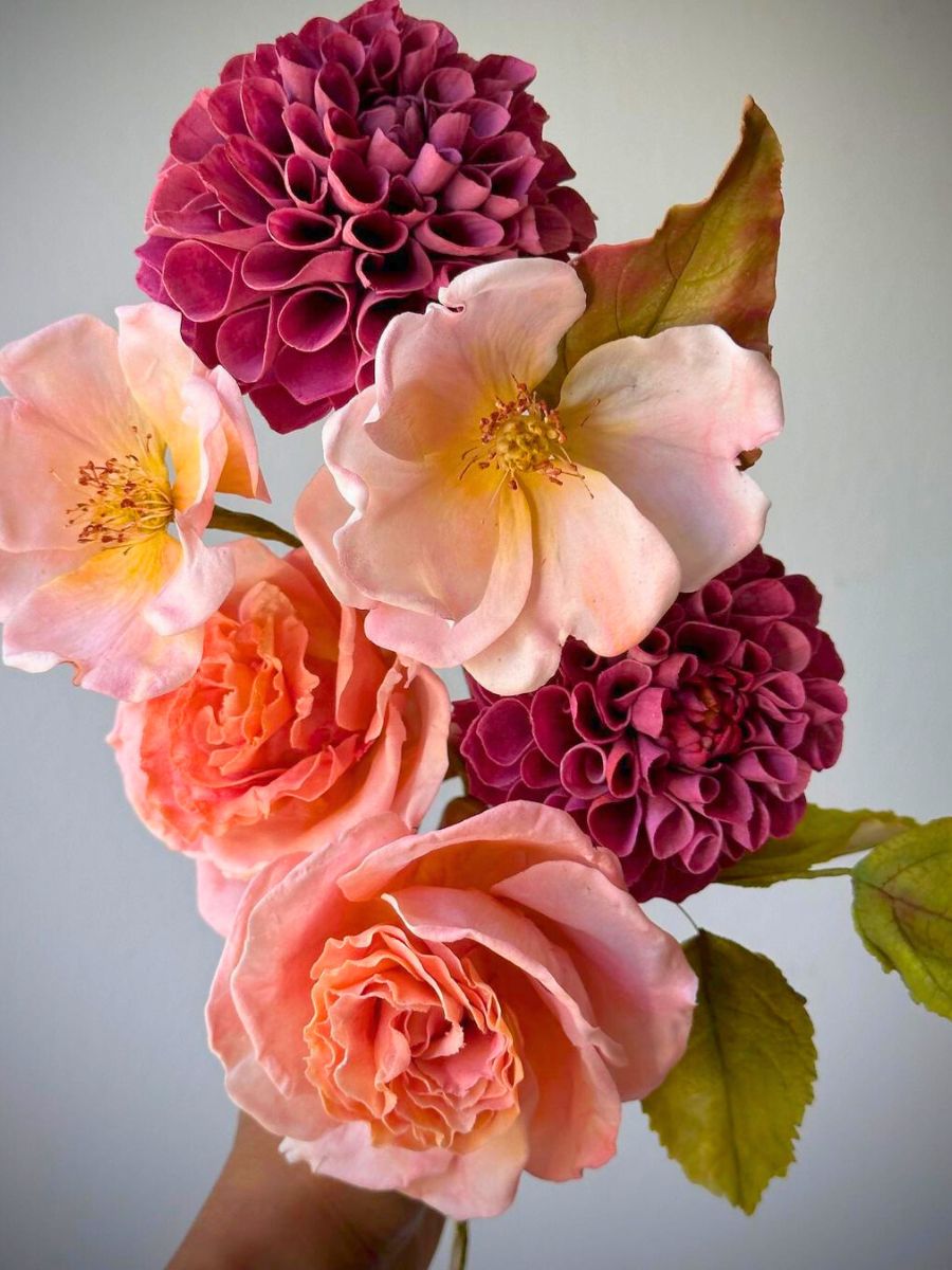 Sugar flowers with dahlias and roses