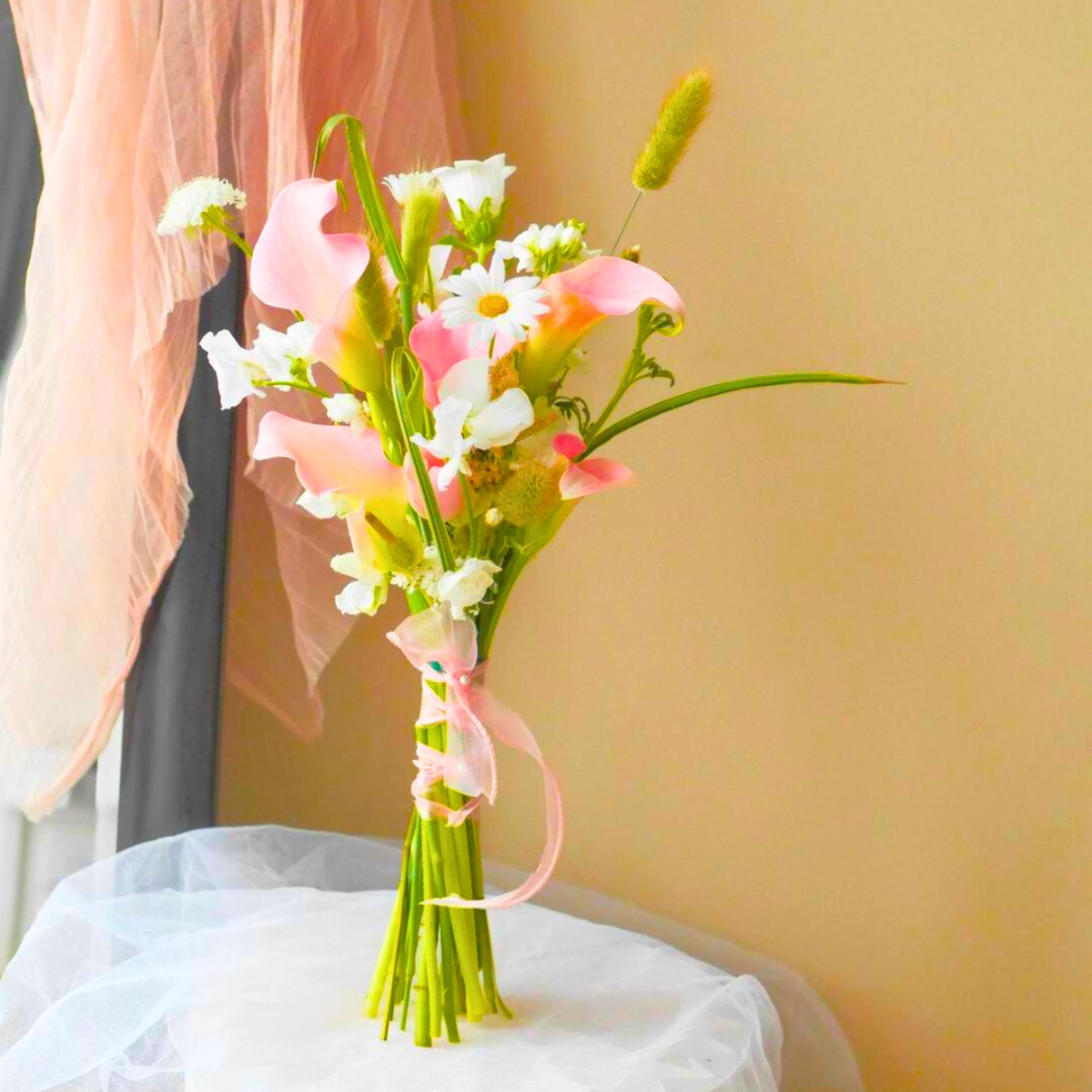 Light pink calla wedding arrangement
