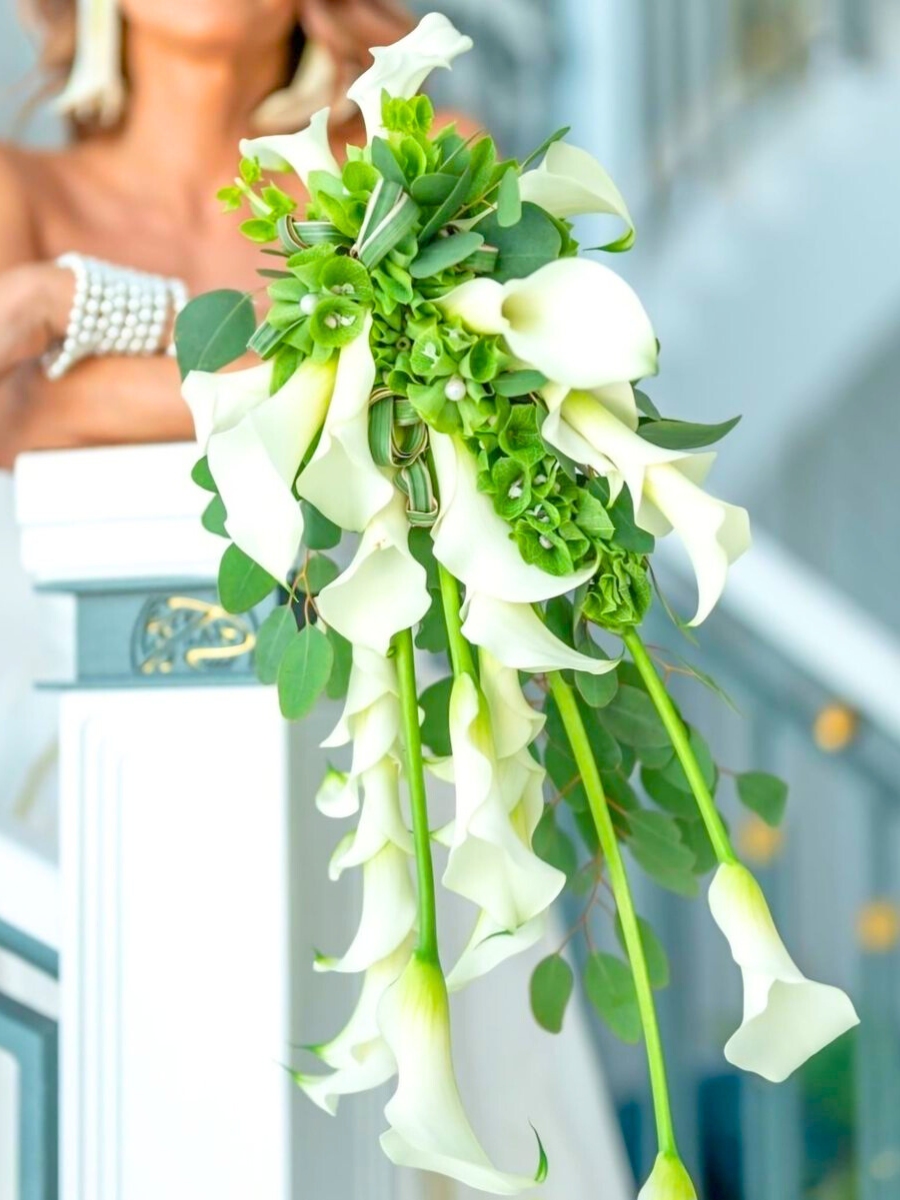 Sophisticated and long arrangement of calla lilies