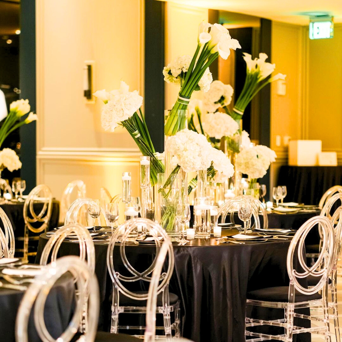 White callas and hydrangeas as wedding decor