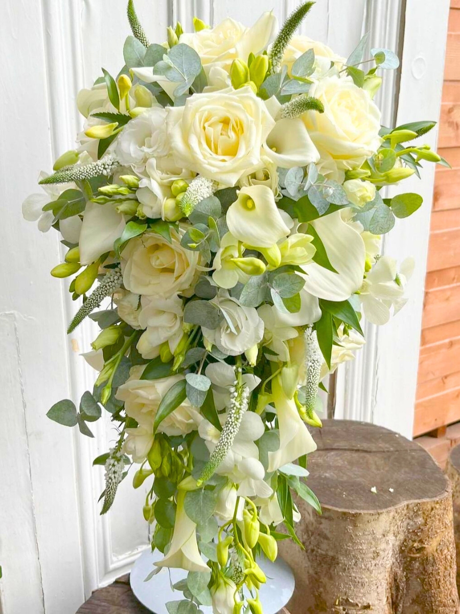 Floral installation with white callas and roses