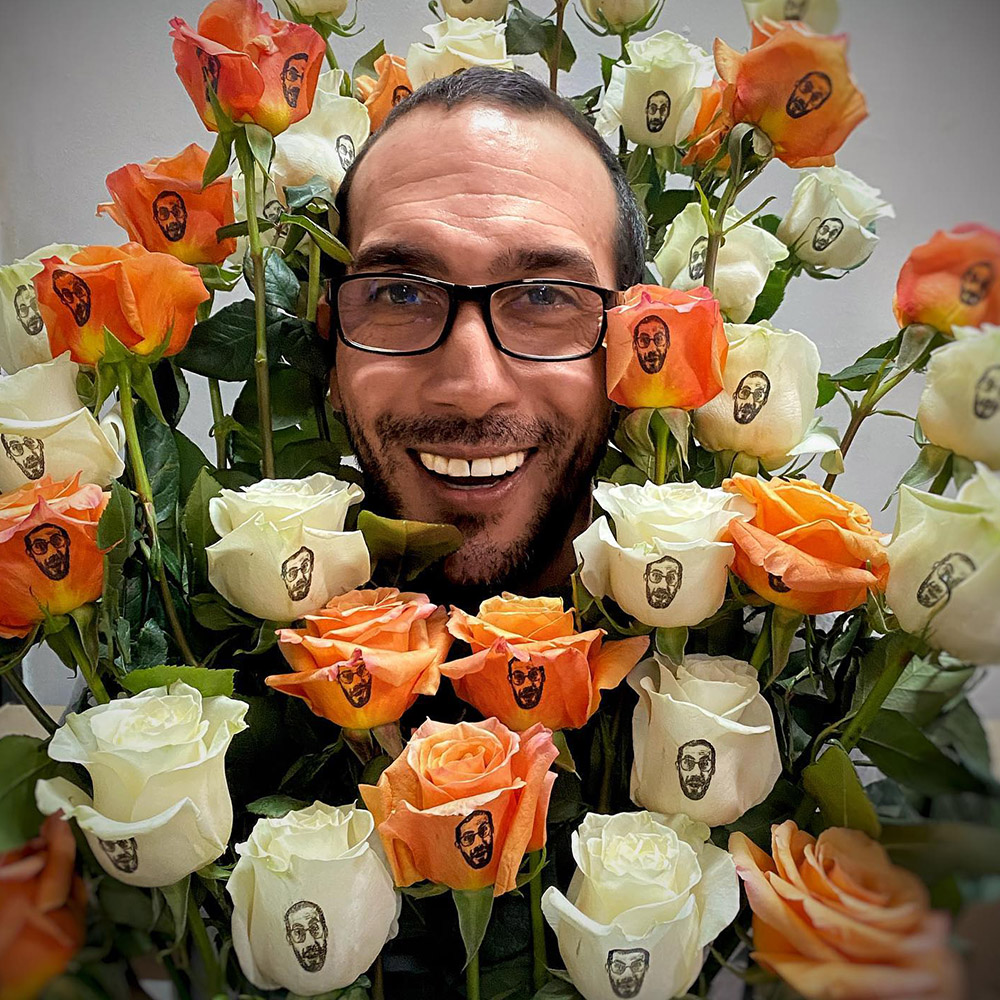 Carlos Muina with orange and white roses