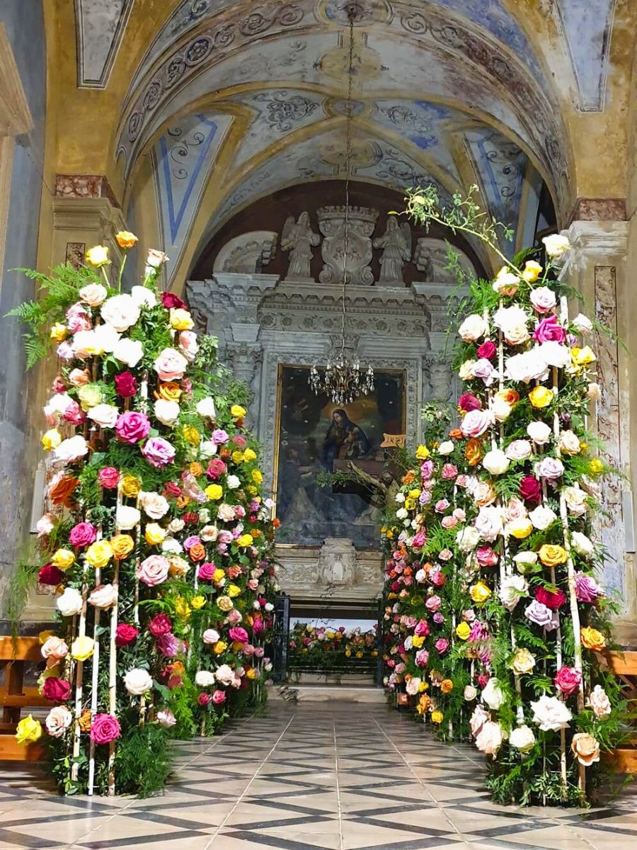 Installation With Naranjo Roses