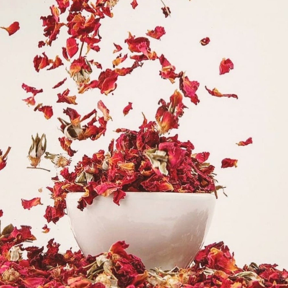 Dried rose petals for your skin