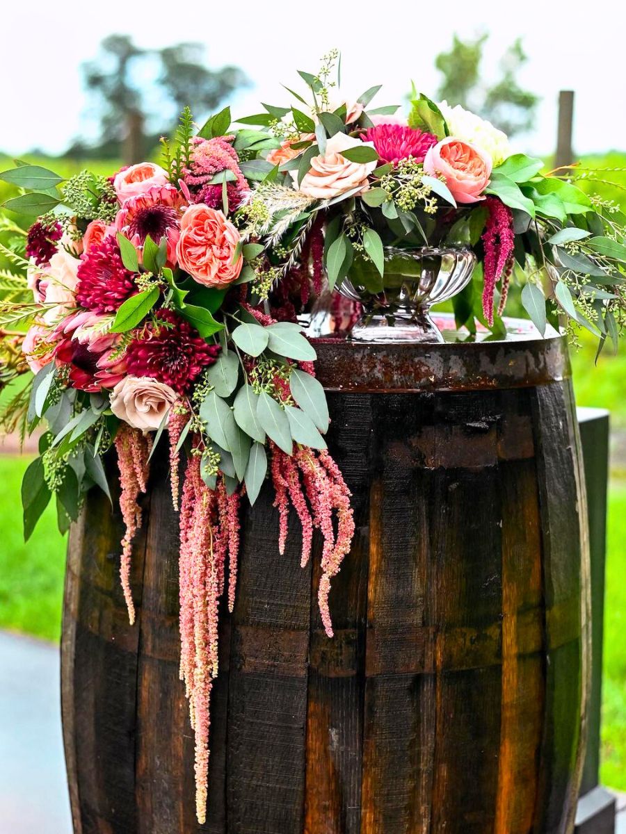 Wedding barrel decor using Romantic Antike roses