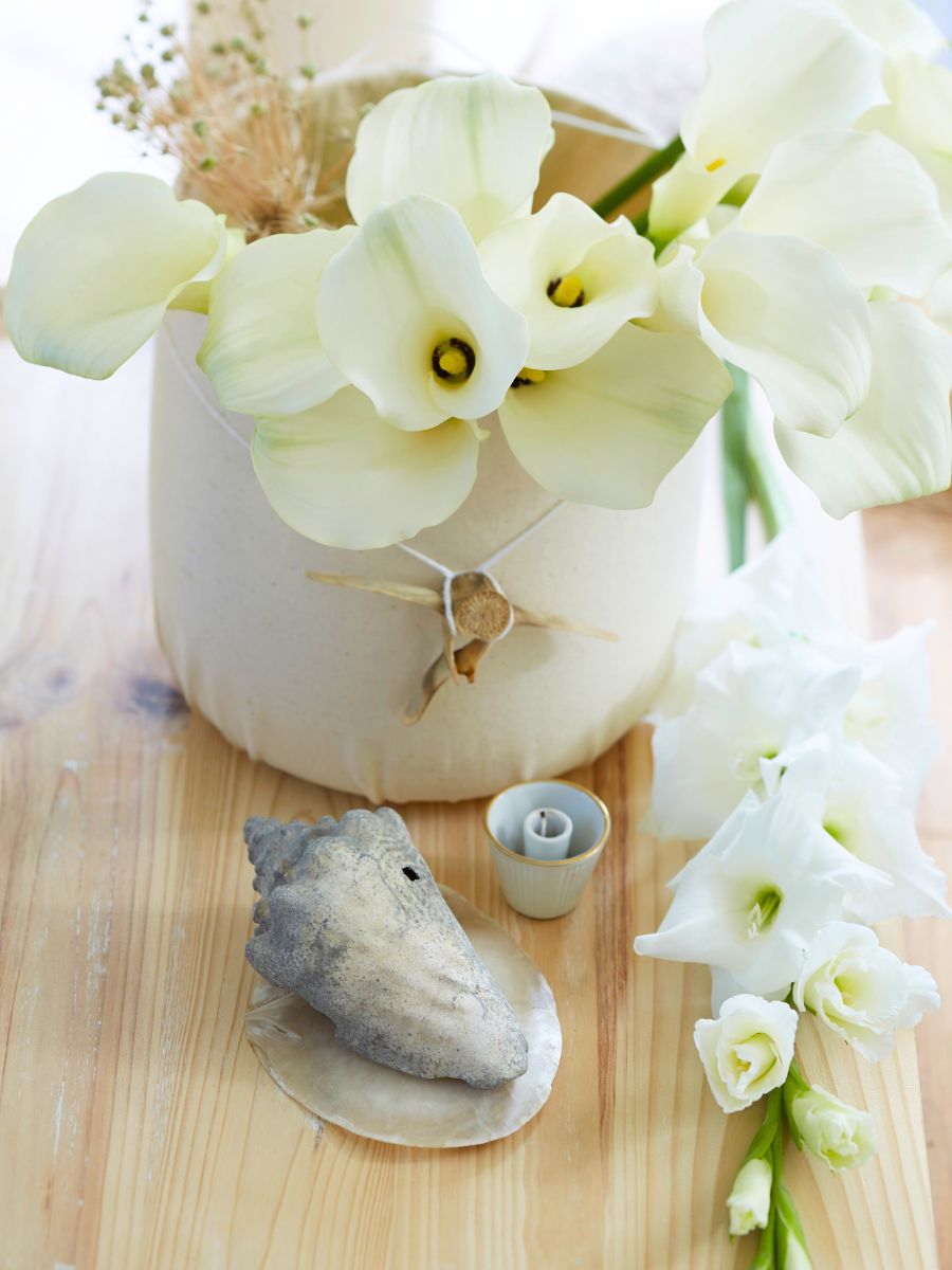 A fresh home decoration idea using white calla lilies