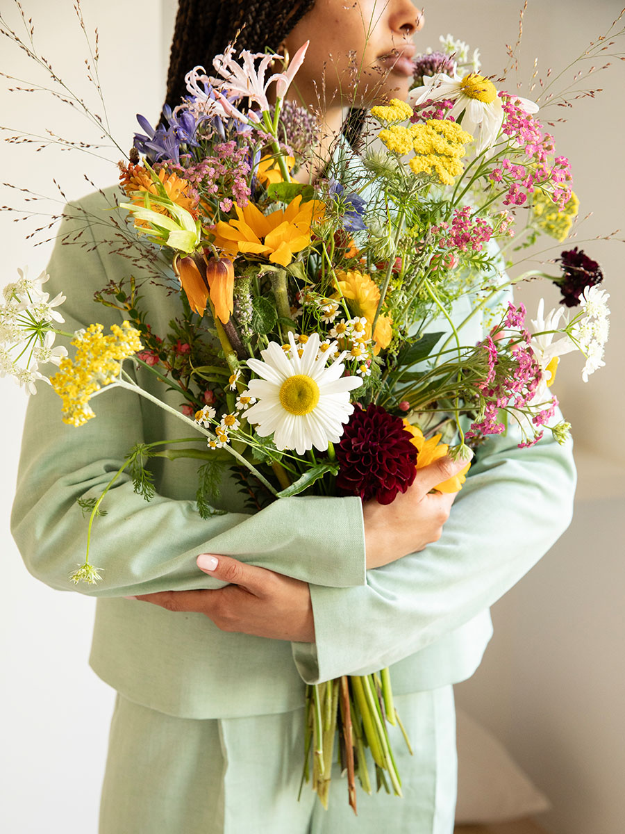 Bloomon Model with 100 percent organic bouquet