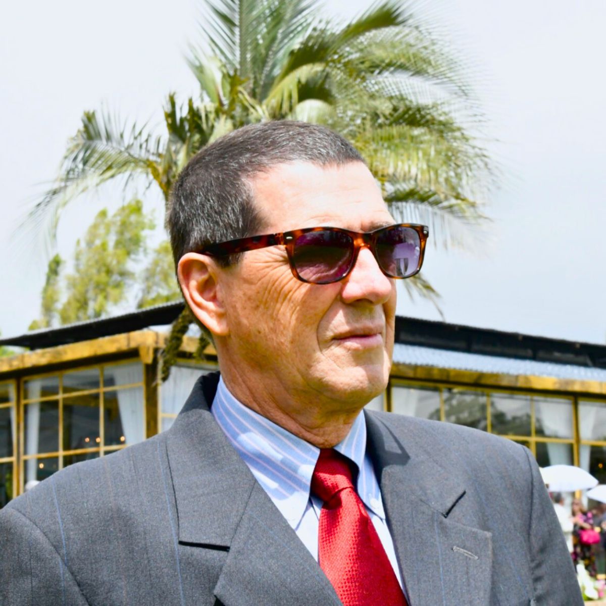 Fernando Saenz of Ecuador y sus Flores