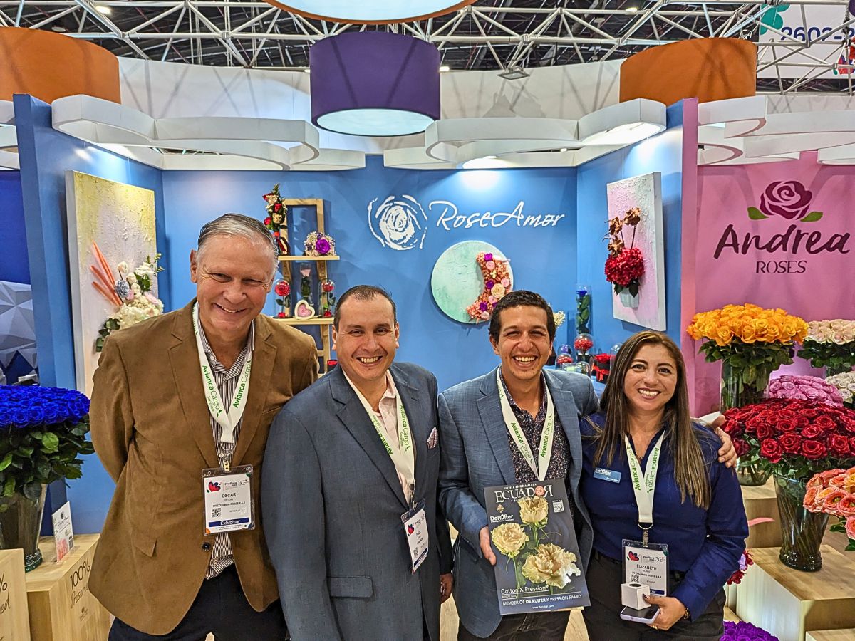 RoseAmor receiving Ecuador y sus Flores