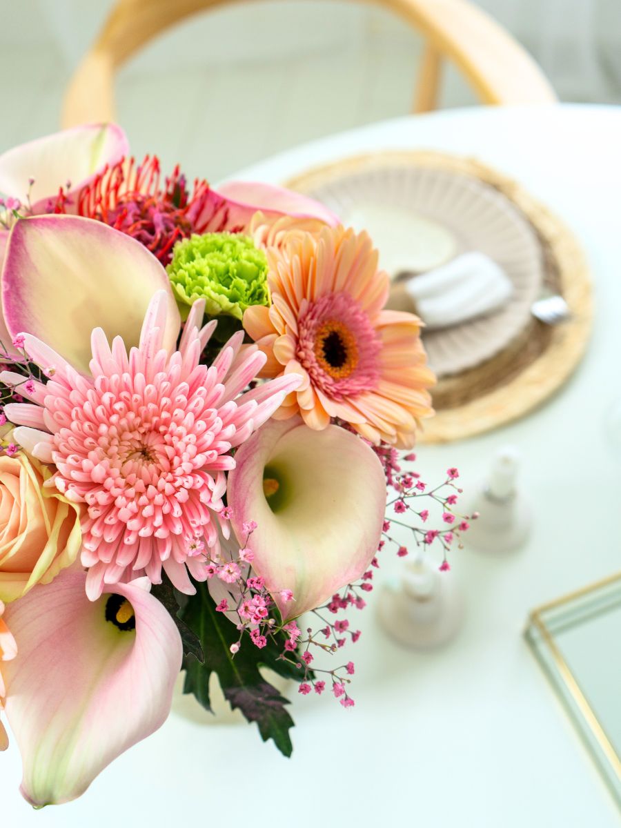 Light calla lilies decorating a table