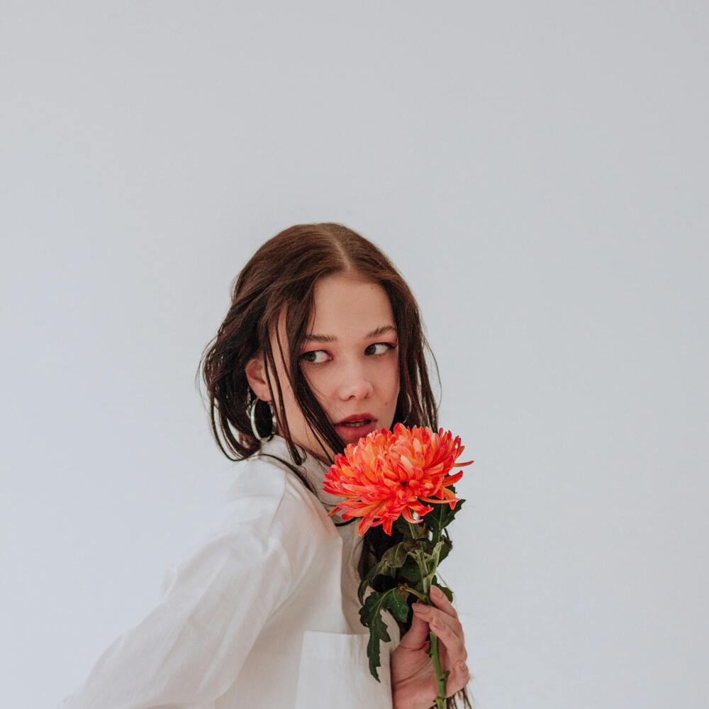 Girl photo pose with flowers