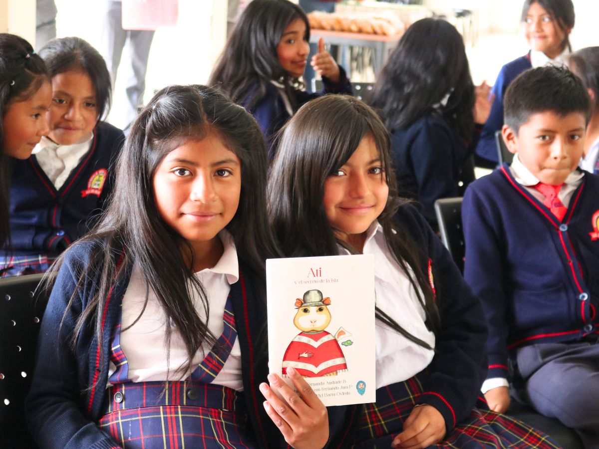 Kids in Ecuadorian communities reading