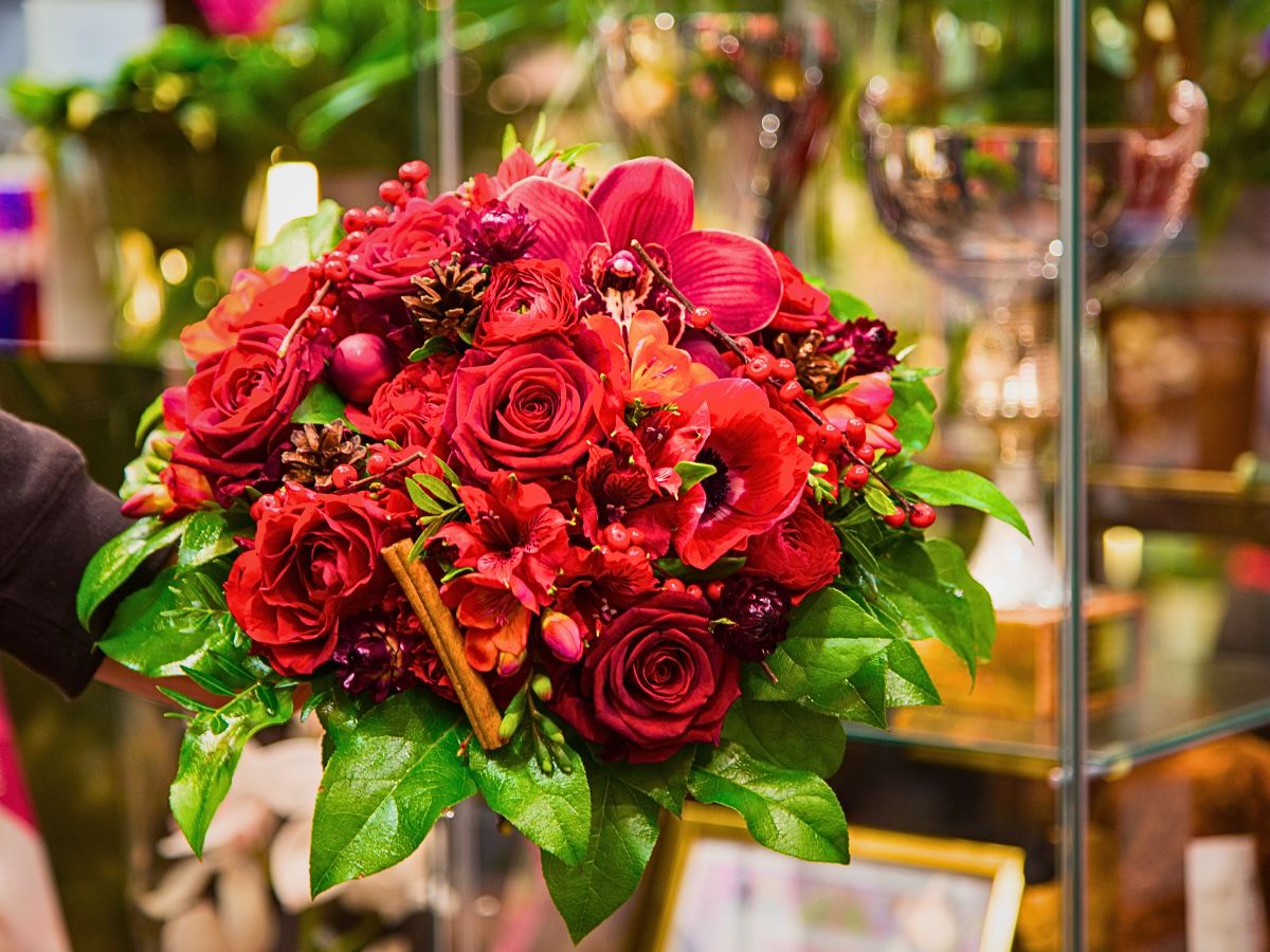 Porta Nova Red Naomi Roses in a Bouquet