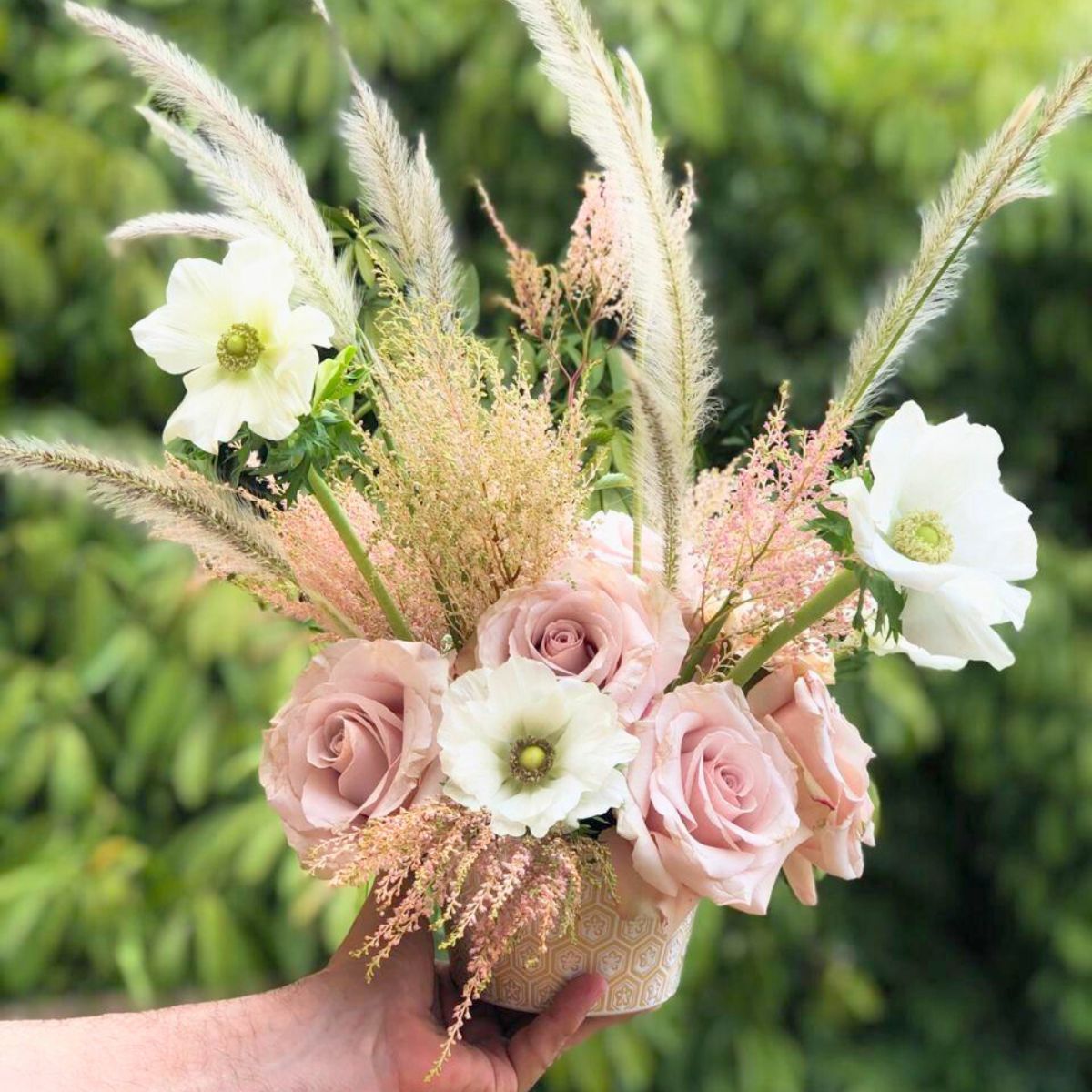 Floral arrangement with Rose Quicksand