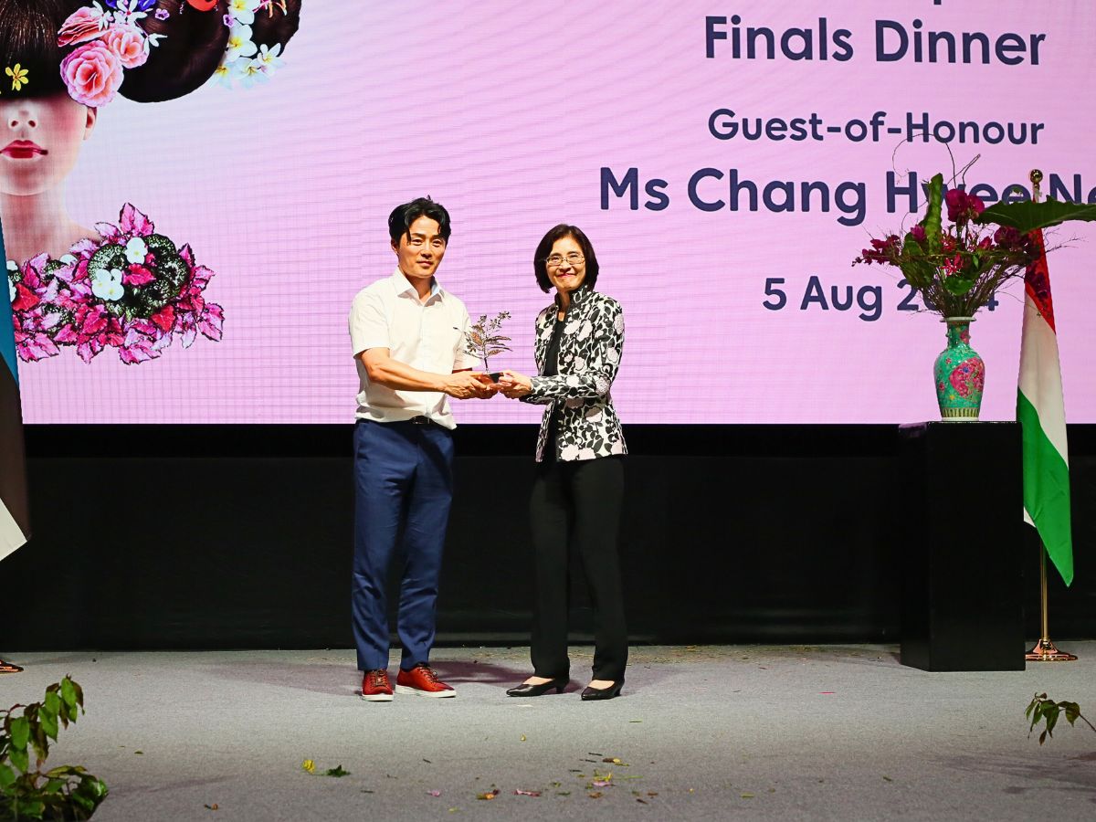 Hung Mo Joo Momo Republic of Korea First Runner Up of the Floral Windows to the World Championship receiving the First Runner Up award from Ms Chang Hwee Nee CEO National Heritage Board