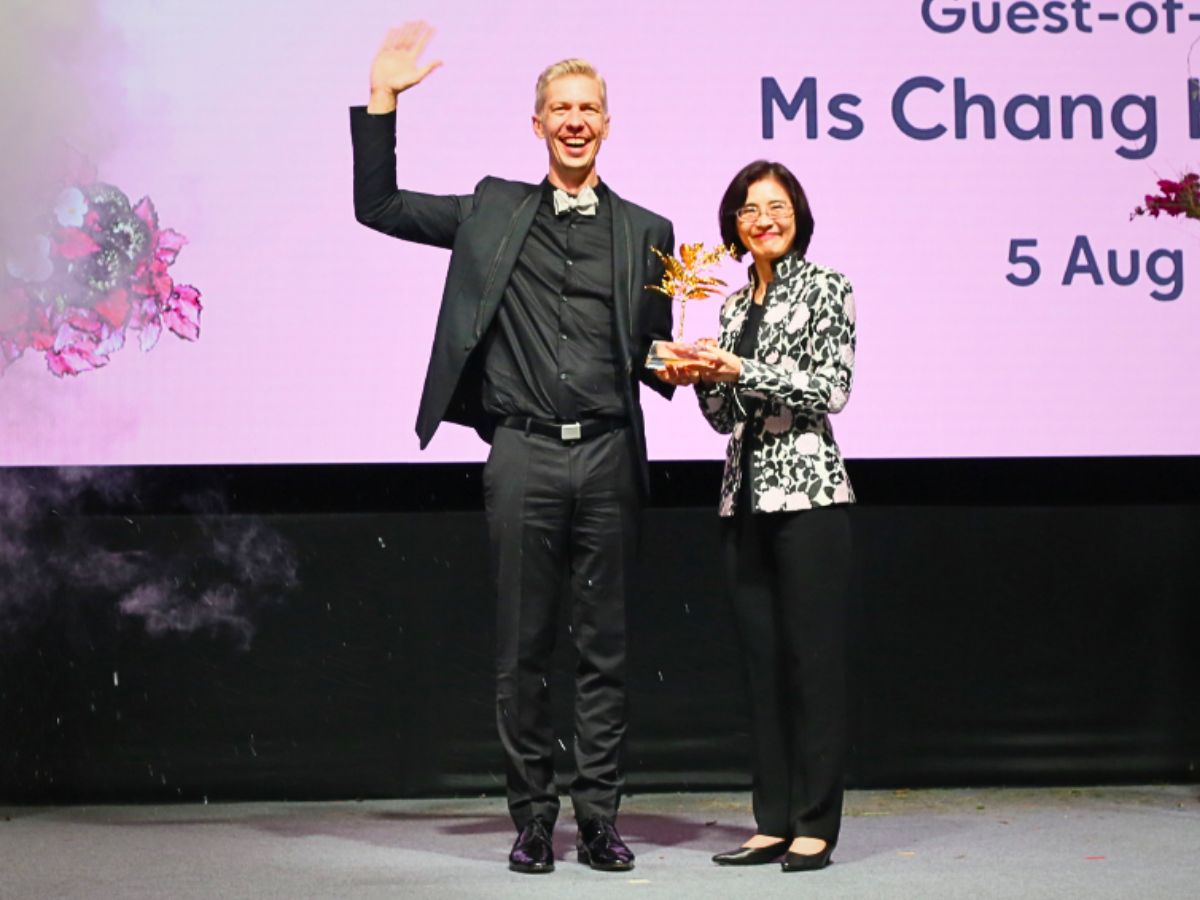 Ahti Lyra Receives Award From Ms Chang Hwee Nee