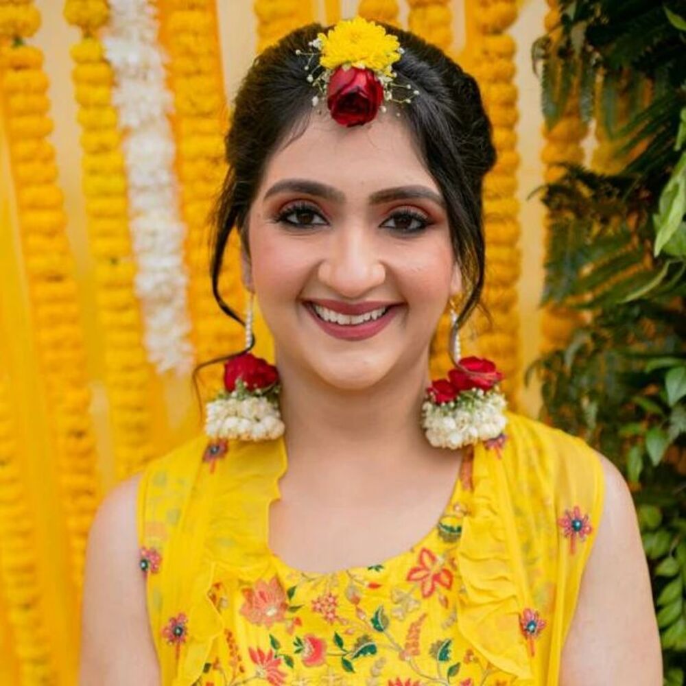 lady click photo with Flower in jewelry 