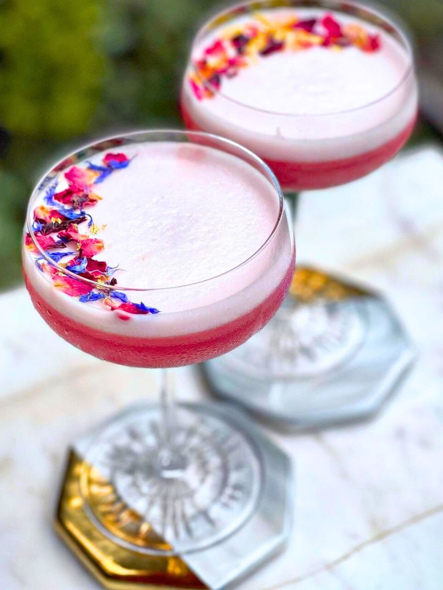 Cocktails with edible flowers