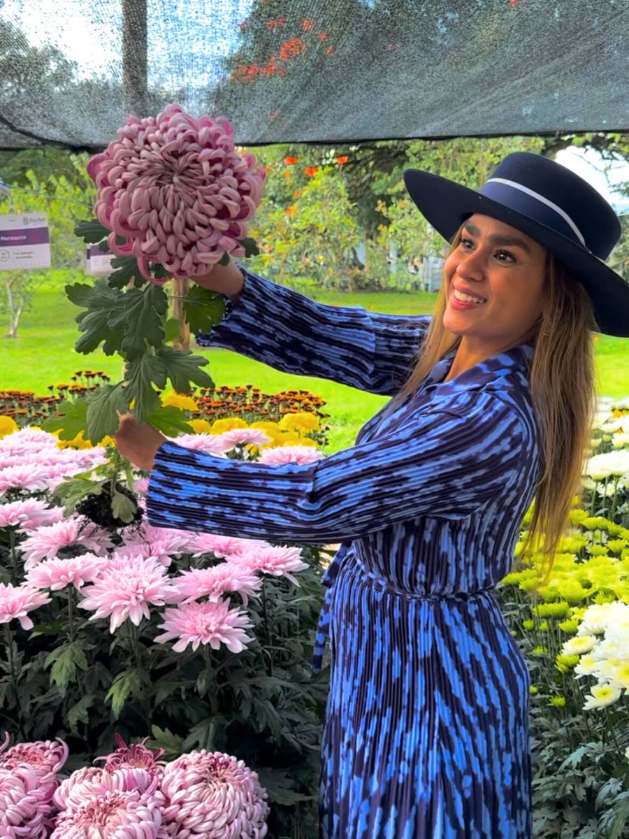 Shallima holding Chrysanthemum Florencia