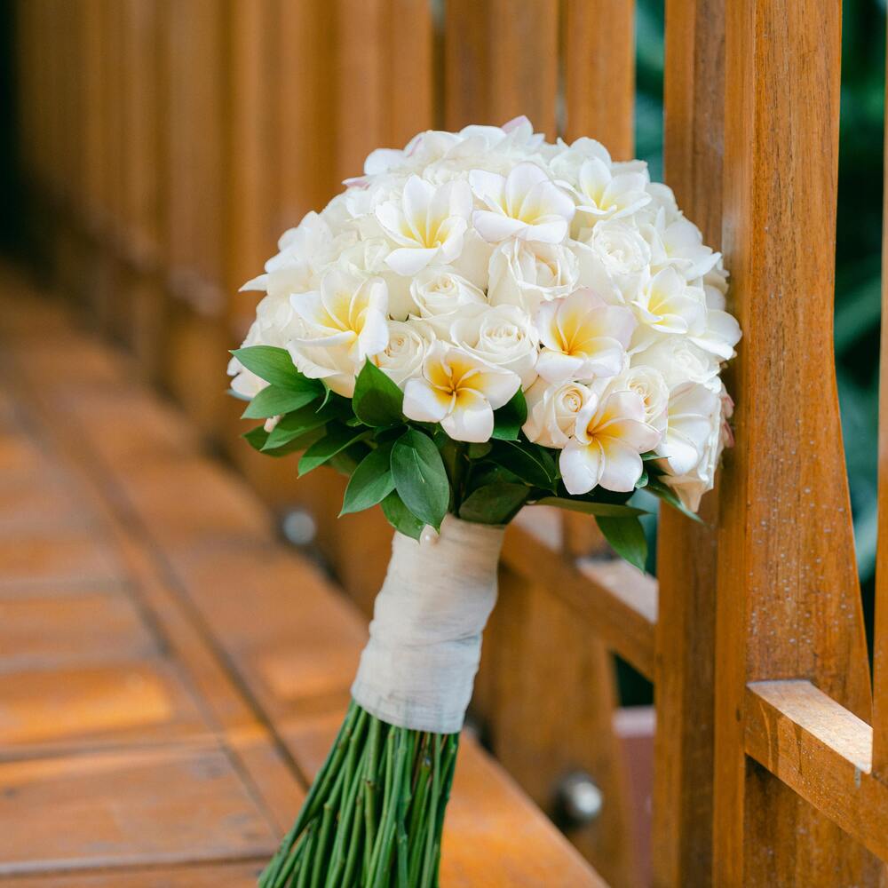 White flower bouquet for wedding