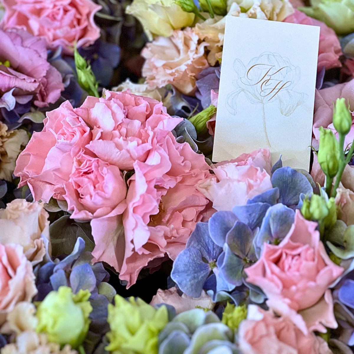 Floral Designer Katya Hutter Creates Exquisite Designs With E.G Hill and De Ruiters’ Spray Rose Constellation