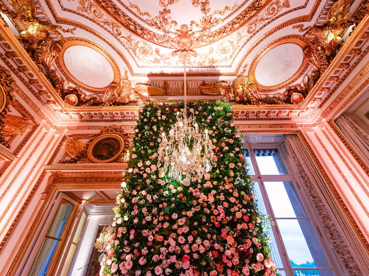 Floral design for a hotel using roses