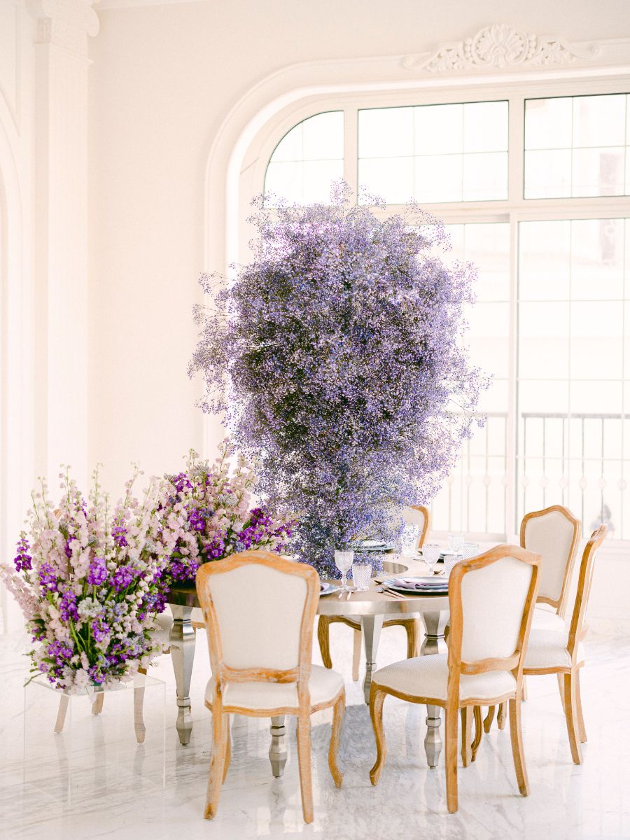 Flowers for a table using gypsophila as the main character