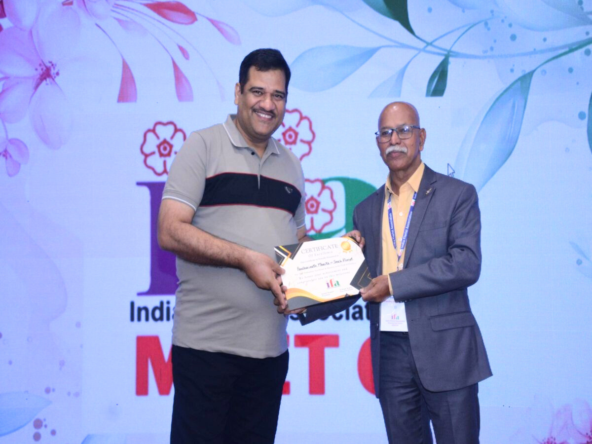 Anand giving certificate to Mr. Mahske at IFA Meet 6