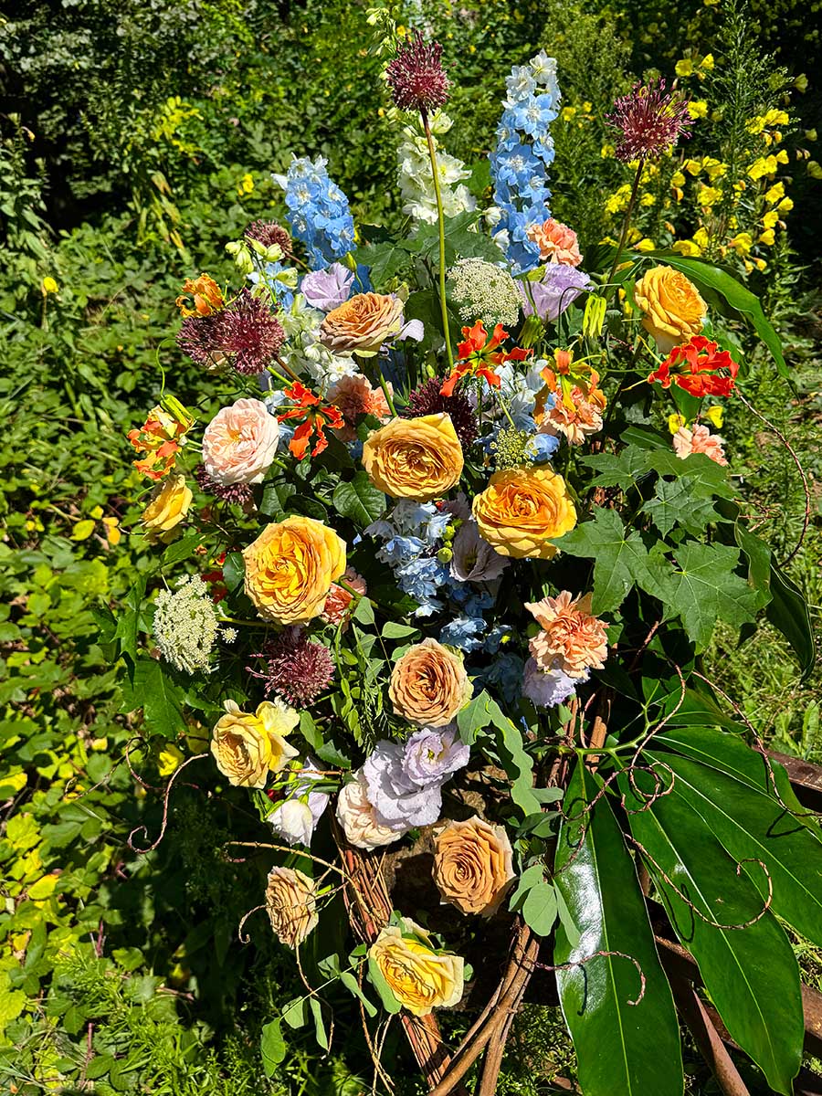 Jules Cox table design with brown roses