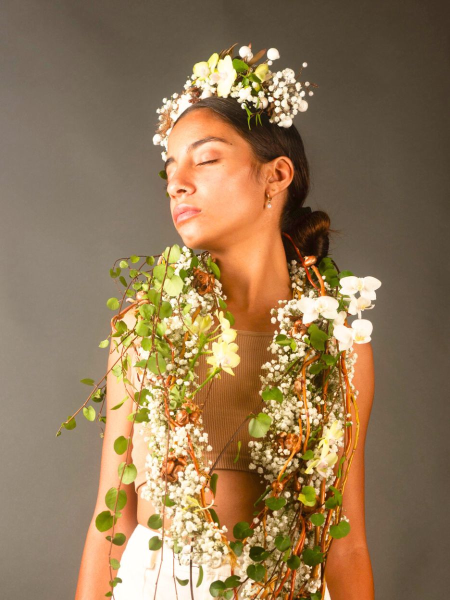 Side profile model with gypsophila design