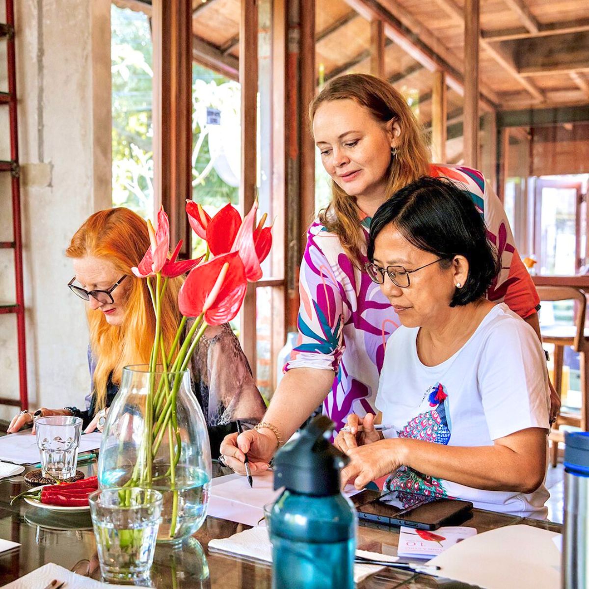 Tania teaching students aquarelle techniques