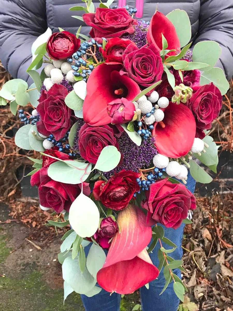 Cascading arrangement with red toned callas