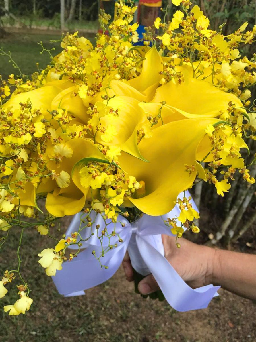 Bright yellow wedding bouquet with calla lilies