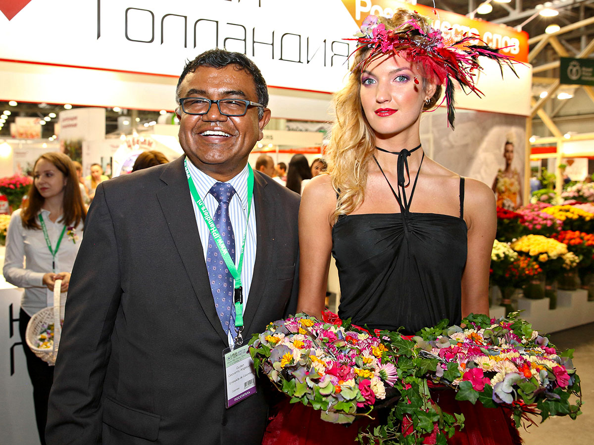 Man and model with flowers at FlowersExpo Moscow