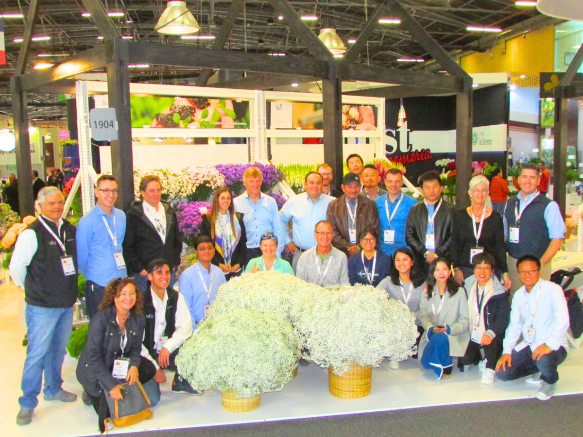 People part of the Ecuadorian flower industry